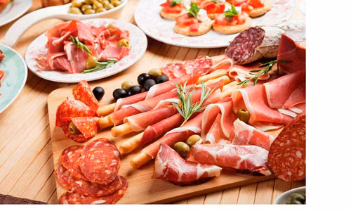 13. Thịt chế biến. Thịt đã qua chế biến chứa nhiều hóa chất và các chất bảo quản trong đó có chứa nitrat natri, chất làm cho đồ ăn trông tươi và hấp dẫn hơn, lại chính là chất gây ung thư. Tất cả các loại thịt đã qua chế biến có chứa nhiều hóa chất và chất bảo quản, bao gồm nitrat natri, chất làm cho đồ ăn trông hấp dẫn và tươi hơn, nhưng lại chính là chất gây ung thư nổi tiếng.