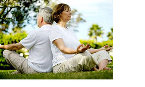  1. Yoga. Yoga có thể là một phương tiện giúp làm giảm căng thẳng thông qua thiền định và rèn luyện toàn bộ cơ thể. Yoga là một hoạt động tuyệt vời để phát triển sức mạnh cốt lõi, tăng cường cơ bắp, và tăng sức chịu đựng tim mạch của bạn, đặc biệt người có tuổi.