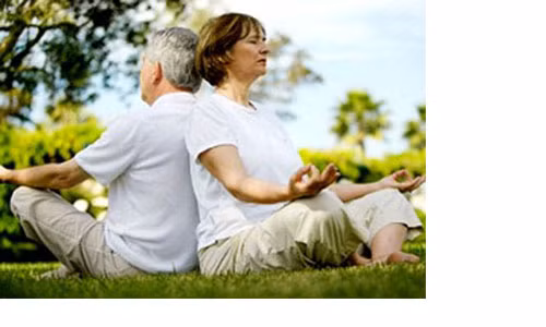  1. Yoga. Yoga có thể là một phương tiện giúp làm giảm căng thẳng thông qua thiền định và rèn luyện toàn bộ cơ thể. Yoga là một hoạt động tuyệt vời để phát triển sức mạnh cốt lõi, tăng cường cơ bắp, và tăng sức chịu đựng tim mạch của bạn, đặc biệt người có tuổi.