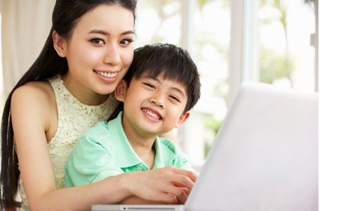 Nên tạo điều kiện để giúp trẻ vui uống sữa chủ động mỗi ngày hơn là ép hay dọa nạt Ảnh: ShutterStock