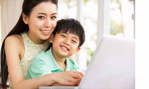 Nên tạo điều kiện để giúp trẻ vui uống sữa chủ động mỗi ngày hơn là ép hay dọa nạt Ảnh: ShutterStock