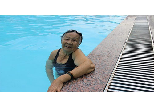  2. Bơi. Bơi được biết đến như là một hình thức luyện tập thể dục tốt cho cơ thể. Không chỉ đối với các cơ bắp chính, bơi lội cũng có thể tăng cường cơ bắp tay và chân. Bơi lội là sự lựa chọn thể dục tốt cho những người thường xuyên bị đau khớp.