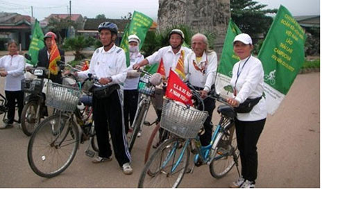  4. Đạp xe đạp. Đi xe đạp cũng là một môn thể thao ít rủi ro đối với người cao tuổi. Đi xe đạp củng cố cả sức khỏe và tính linh hoạt của bàn chân.