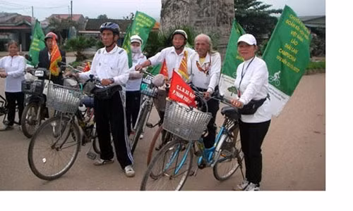  4. Đạp xe đạp. Đi xe đạp cũng là một môn thể thao ít rủi ro đối với người cao tuổi. Đi xe đạp củng cố cả sức khỏe và tính linh hoạt của bàn chân.