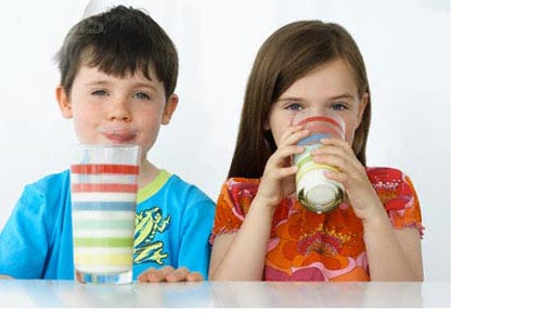 Hãy để trẻ tự chọn hương vị sữa yêu thích để trẻ uống sữa chủ động hơn.