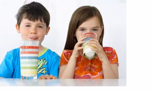 Hãy để trẻ tự chọn hương vị sữa yêu thích để trẻ uống sữa chủ động hơn.