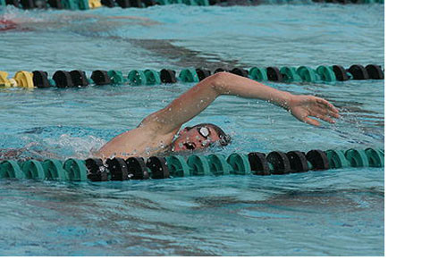Bơi lội:Bơi lội là một trong những cách tuyệt vời để tăng cường sức mạnh cho tất cả các khớp cũng như bảo vệ lưng mà hoàn toàn không gây áp lực lên các khớp.
