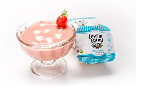  Thứ 4: Sinh tố sữa chua cà chua. Một hộp sữa chua cùng hai trái cà chua, một muỗng nước chanh, đá, thêm ít sữa tươi cho vào máy xay nhuyễn, cho ra ly và thưởng thức. Món này giàu vitamin A và C rất tốt cho sức khỏe, cà chua còn có tác dụng làm mát, chống nóng và dưỡng da.