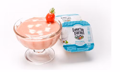  Thứ 4: Sinh tố sữa chua cà chua. Một hộp sữa chua cùng hai trái cà chua, một muỗng nước chanh, đá, thêm ít sữa tươi cho vào máy xay nhuyễn, cho ra ly và thưởng thức. Món này giàu vitamin A và C rất tốt cho sức khỏe, cà chua còn có tác dụng làm mát, chống nóng và dưỡng da.