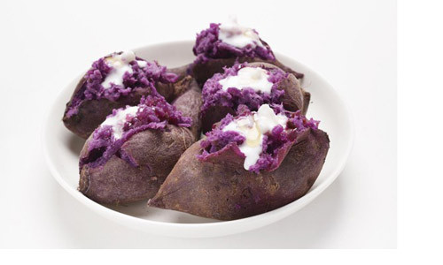  Thứ 7: Khoai lang tím trộn sữa chua mật ong. Hai củ khoai lang tím hấp chín, bóc vỏ và nghiền nát (không xay nhuyễn), cho vài muỗng sữa tươi vào trộn đều. Món này ăn kèm với xốt sữa chua hòa cùng vài giọt mật ong rất lạ miệng. Sữa thanh mát của sữa chua sẽ giúp món ăn không ngấy, lại cung cấp nhiều dưỡng chất và lợi khuẩn giúp việc tiêu hóa tốt hơn.