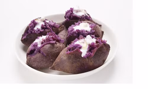  Thứ 7: Khoai lang tím trộn sữa chua mật ong. Hai củ khoai lang tím hấp chín, bóc vỏ và nghiền nát (không xay nhuyễn), cho vài muỗng sữa tươi vào trộn đều. Món này ăn kèm với xốt sữa chua hòa cùng vài giọt mật ong rất lạ miệng. Sữa thanh mát của sữa chua sẽ giúp món ăn không ngấy, lại cung cấp nhiều dưỡng chất và lợi khuẩn giúp việc tiêu hóa tốt hơn.