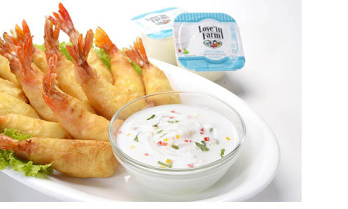  Thứ 5: Tôm chiên giòn xốt sữa chua. Sữa chua cũng rất ngon miệng nếu làm món mặn chính, vì vậy, hãy kết thúc một tuần thật ngon miệng bằng món tôm chiên giòn sốt sữa chua. Tôm làm sạch, ướp với nước gừng, tiêu, gia vị, lăn qua bột, trứng đánh bông và chiên giòn. Sữa chua ngon hòa cùng ớt Đà Lạt, hành tây cắt hạt lựu, nêm nếm cho vừa ăn sẽ là món xốt tuyệt hảo để quết lên tôm. Sữa chua nên chọn loại có vị béo thơm, dẻo để xốt có được độ sánh mịn ngon lành.