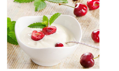  Chủ nhật: Sữa chua trái cây. Các loại trái cây tươi như thanh long,dâu tây, lê, đào, mít, chuối, kiwi, nho, seri, dưa hấu... rửa sạch, bỏ vỏ, thái miếng vuông cho vào cốc và đổ sữa chua lên trên, thêm đá bào và thưởng thức. Sữa chua trái cây có vị ngọt thơm của hoa quả tươi, vị béo thơm của sữa chua, cung cấp nhiều vitamin, khoáng chất và cả chất xơ cho cơ thể. Bạn nên trộn sữa chua với nhiều loại hoa quả để tăng thêm phần hấp dẫn.