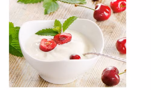  Chủ nhật: Sữa chua trái cây. Các loại trái cây tươi như thanh long,dâu tây, lê, đào, mít, chuối, kiwi, nho, seri, dưa hấu... rửa sạch, bỏ vỏ, thái miếng vuông cho vào cốc và đổ sữa chua lên trên, thêm đá bào và thưởng thức. Sữa chua trái cây có vị ngọt thơm của hoa quả tươi, vị béo thơm của sữa chua, cung cấp nhiều vitamin, khoáng chất và cả chất xơ cho cơ thể. Bạn nên trộn sữa chua với nhiều loại hoa quả để tăng thêm phần hấp dẫn.