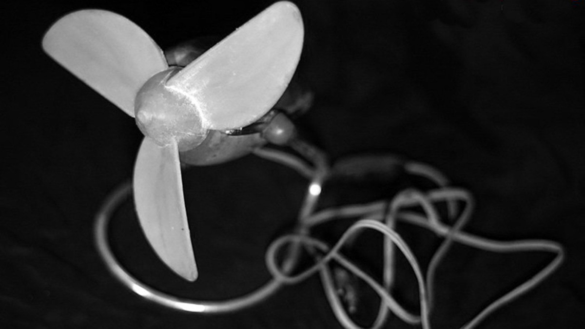 Dù vậy, quạt con cóc vẫn còn được điện cơ Thống Nhất sản xuất cho đến nay. Những chiếc quạt mới chỉ có chút ít thay đổi về kiểu dáng, được bán với giá khoảng 200.000 đồng. Không còn oai hùng như thời bao cấp, giờ đây quạt con cóc được người dân mua về chủ yếu để... quạt bếp than.