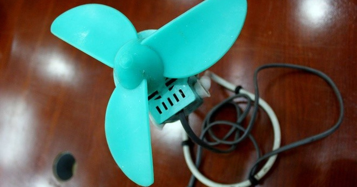 Do số lượng sản xuất hạn chế, việc mua quạt con cóc trong thời bao cấp là rất khó. Đa phần quạt đến với người dân qua đường phân phối về các cơ quan. Để nhận được quạt, nhân viên sẽ phải bốc thăm, ai may mắn sẽ trung quạt con cóc, nếu không may thì chỉ trúng lốp xe, nan hoa xe đạp...