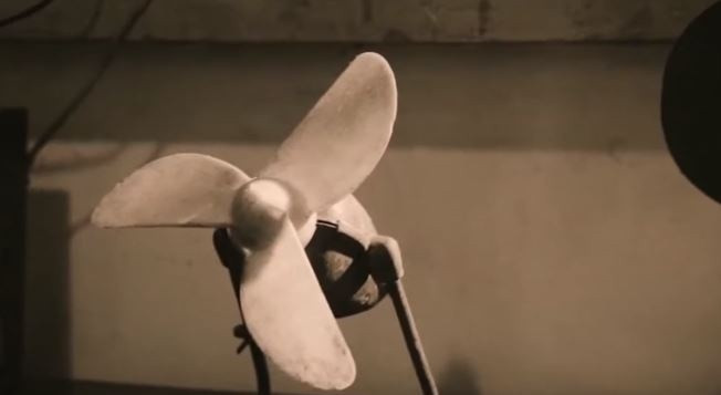 Đến thập niên 90, do sự vận hành của kinh tế thị trường, mẫu quạt này dần dần biến mất khỏi các hộ gia đình do sự tràn ngập của các loại quạt nhập ngoại với kiểu dáng, chức năng đa dạng.