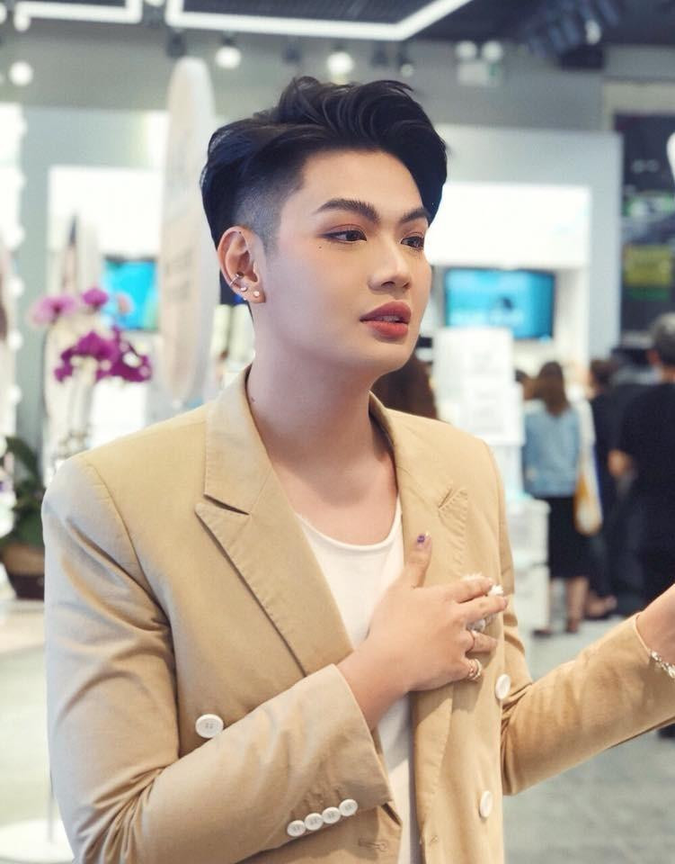 Song song với việc "có da có thịt" hơn, Đào Bá Lộc bắt đầu tham gia các sự kiện với gương mặt trang điểm kỹ càng, đeo thêm phụ kiện, sơn móng tay và lối ăn mặc dần unisex hơn.