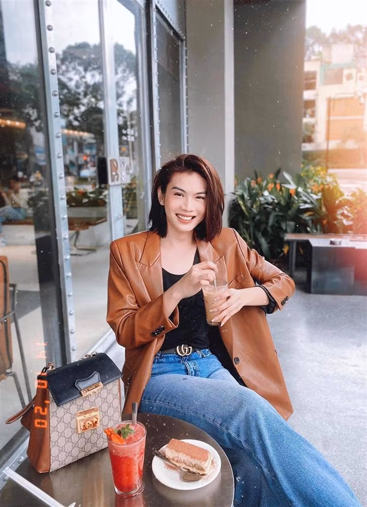 Năm 2018, ca sĩ Đào Bá Lộc bắt đầu chuyển hướng làm các video về beauty. Dù dính tin đồn phẫu thuật thẩm mỹ và chuyển giới nhưng Đào Bá Lộc khẳng định mình không can thiệp bất cứ điều gì, kể cả tiêm hormone và không có nhu cầu làm phụ nữ.