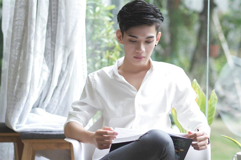 Đào Bá Lộc sinh năm 1993, được biết đến khi tham gia "Giọng Hát Việt" mùa đầu tiên 2012. Thời điểm này, thí sinh đội Hồ Ngọc Hà có vóc dáng nhỏ nhắn, thư sinh, theo đuổi phong cách Hàn Quốc.