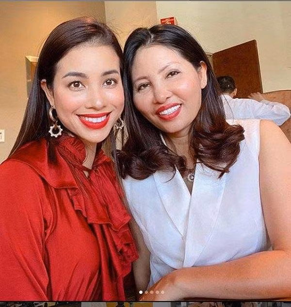 Việc có con gái nổi tiếng và hiện được cho là "dâu nhà hào môn" cũng khiến mẹ Phạm Hương bị "soi" nhiều hơn. Dù vậy, mẹ Phạm Hương vẫn luôn nhận được lời khen từ người hâm mộ về vẻ ngoài trẻ trung hơn tuổi thật của mình.