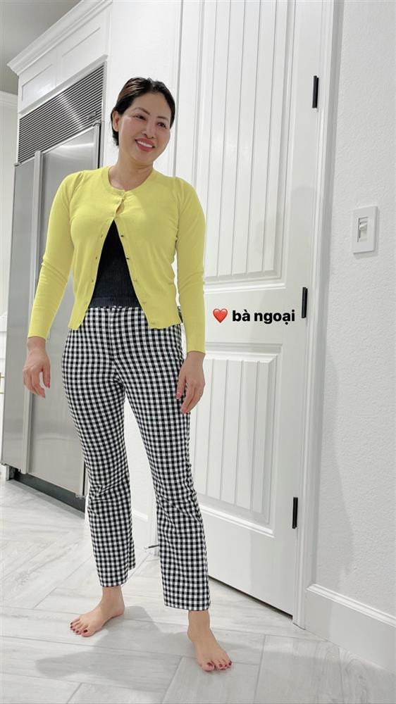 Càng có tuổi, phụ nữ càng ngại "cưa sừng làm nghé" với trang phục sắc màu nổi bật nhưng mẹ Phạm Hương thì khác. Bà không ngại thử sức với màu sắc khó chơi như xanh neon.