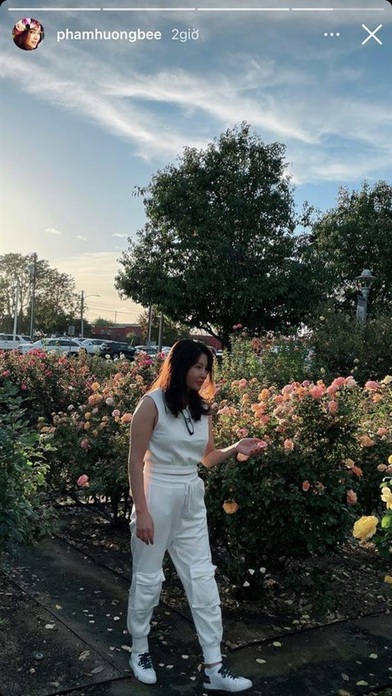 Mới đây, Hoa hậu Hoàn vũ Việt Nam 2015 đã đăng tải một vài khoảnh khắc "lên đồ" xuống phố của mẹ khiến người hâm mộ không khỏi bất ngờ. Một thời gian dài mới xuất hiện trước công chúng, mẹ Phạm Hương gây ấn tượng với nhan sắc ngày càng thăng hạng, phong cách thời trang phóng khoáng và hợp trend chẳng thua gái 20.