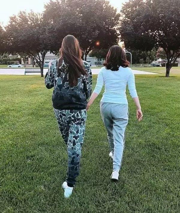 Nhìn từ phía sau cũng có thể thấy rõ vóc dáng thon thả như gái 20 của bà Huyền.