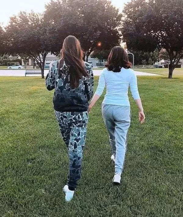 Nhìn từ phía sau cũng có thể thấy rõ vóc dáng thon thả như gái 20 của bà Huyền.