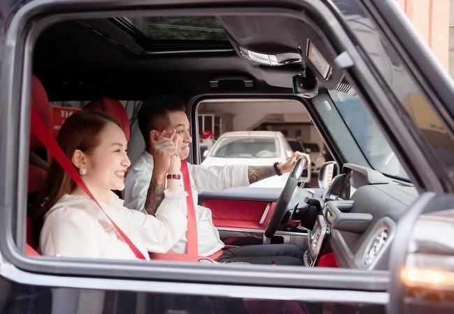 Tuấn Hưng cùng vợ Chủ tịch nắm tay tình tứ, đồng lòng trong cả công việc và cuộc sống.