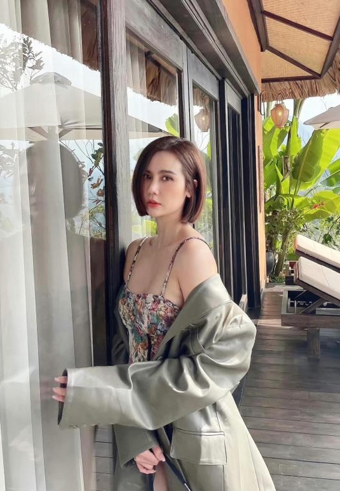 Huyền Lizzie diện áo hai dây phối với khoác dáng dài làm nổi bật vóc dáng mảnh mai.