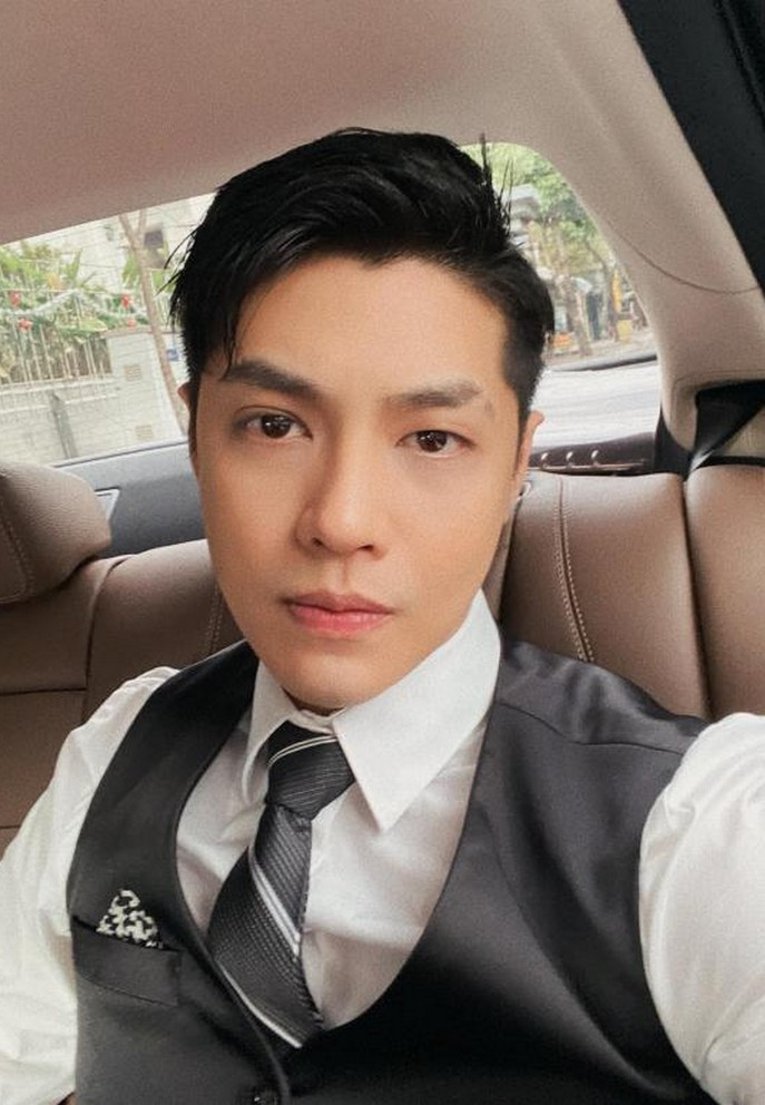 Noo Phước Thịnh dù bận rộn công việc cuối năm vẫn trau chuốt vẻ ngoài.