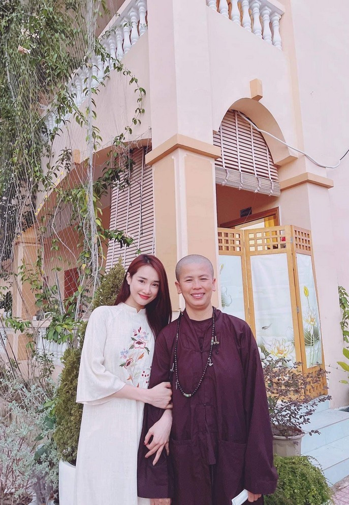 "Mỗi hơi thở, mỗi bước đi của chúng ta đều có thể lấp đầy bởi bình an, hạnh phúc", Nhã Phương chiêm nghiệm.