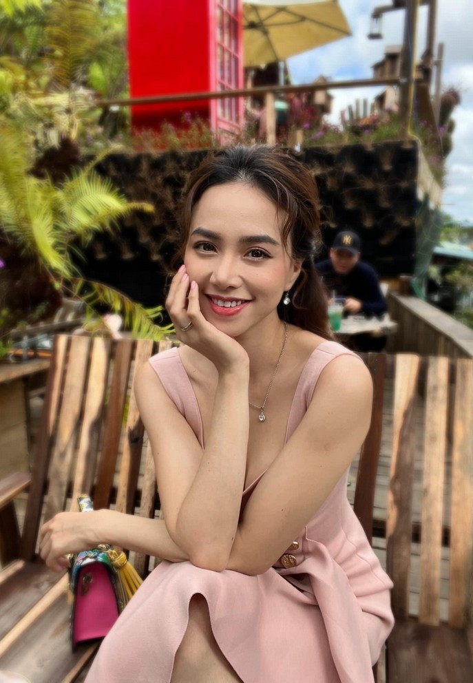 Đinh Ngọc Diệp khoe nhan sắc mặn mà qua ống kính của ông xã Victor Vũ.