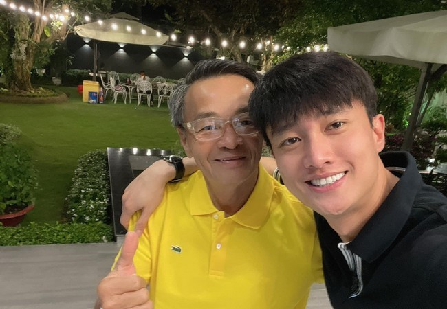 Diễn viên Quốc Trường selfie mừng sinh nhật bố ở quê nhà Cần Thơ.