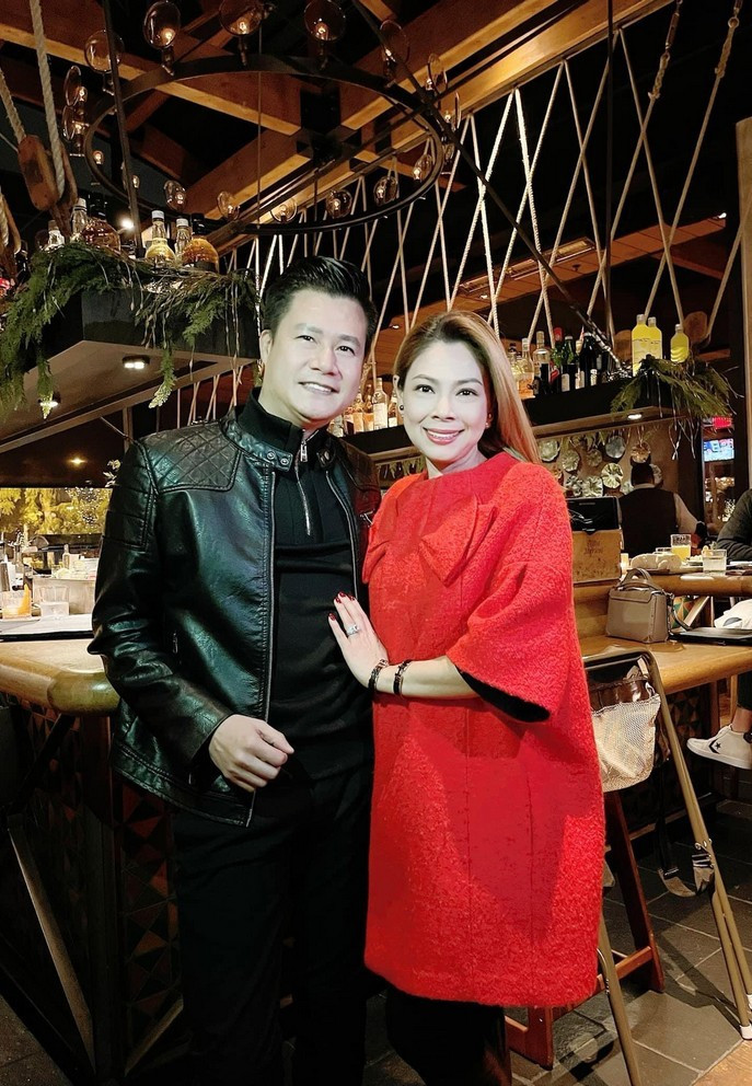Thanh Thảo - Quang Dũng hội ngộ tiệc Giáng sinh sớm tại Mỹ.