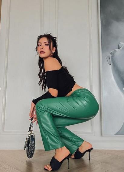 Đôi dép hở mũi đã vô tình tố cáo đôi bàn chân xương xẩu, các ngón dài ngoằng như muốn thòi ra khỏi đôi dép cao gót. Tính chất công việc đòi hỏi phải liên tục mang giày cao gót trong thời gian dài, không khó hiểu khi Minh Tú lại có một đôi bàn chân như vậy.