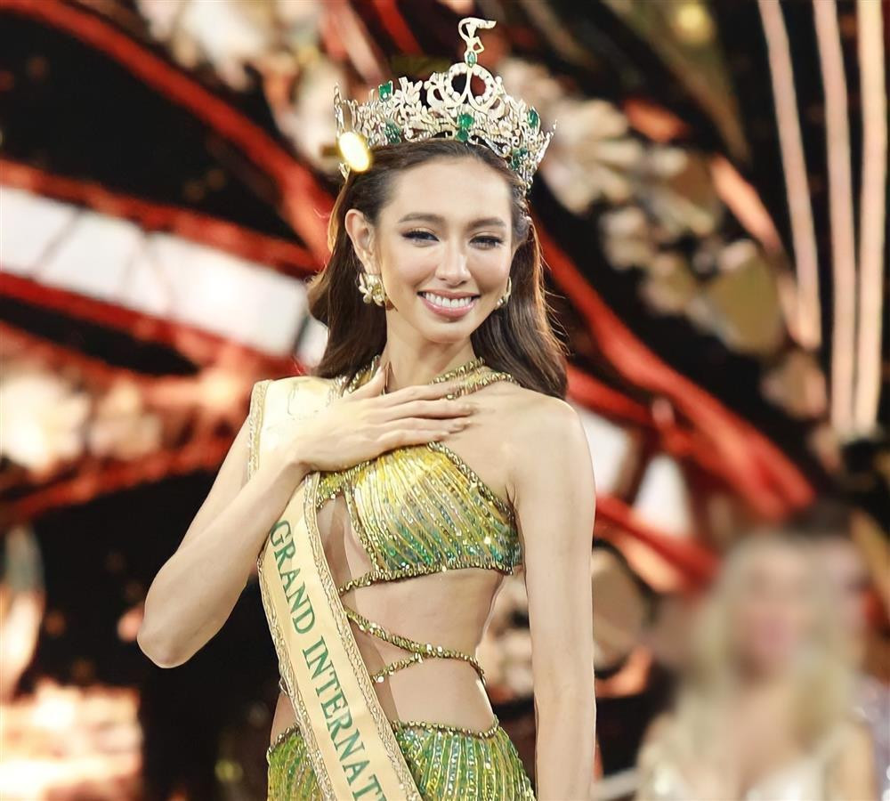 br/> Chung kết Miss Grand International 2021 đã khép lại với chiến thắng đầy thuyết phục từ đại diện Việt Nam - Nguyễn Thúc Thùy Tiên. Bên cạnh việc chúc mừng tân hoa hậu hòa bình thì một nhân vật khác cũng được quan tâm không kém chính là Minh Tú. Cô cũng chính là người thị phạm cho Thùy Tiên cách catwalk thần sầu trước khi chinh chiến trên đấu trường nhan sắc quốc tế.