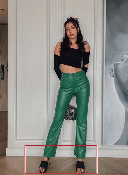 Kể từ sau chiếc kèo lớn, nhất cử nhất động trên trang cá nhân của Minh Tú đều được quan tâm. Hiện tại, người tình bí mật của nàng mẫu vẫn chưa được hé lộ. Mới đây, chân dài đăng loạt ảnh thời trang mới. Trong hình, Minh Tú diện áo croptop cắt xẻ phối cùng quần da màu xanh. Nhưng điều khiến người xem chú ý không phải vòng eo phẳng lì hay body nuột nà của nữ người mẫu mà chính là đôi chân kém đẹp.