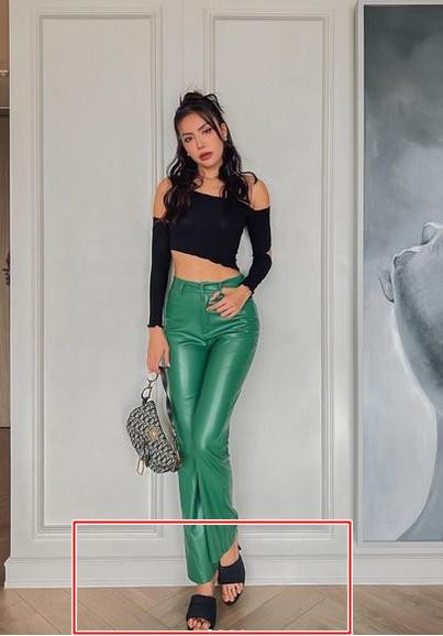 Có lẽ siêu mẫu Minh Tú không nên kết thân với giày dép hở mũi nếu không muốn bị soi chi tiết kém đẹp này.