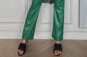 Góc nghiêng hay chính diện, Minh Tú đều không thể giấu được bàn chân với các ngón dài ngoằng. Để có được những sải chân hoàn hảo trên sàn catwalk, những pose ảnh để đời, Minh Tú đã phải đánh đổi rất nhiều, kể cả đôi chân ngọc ngà.