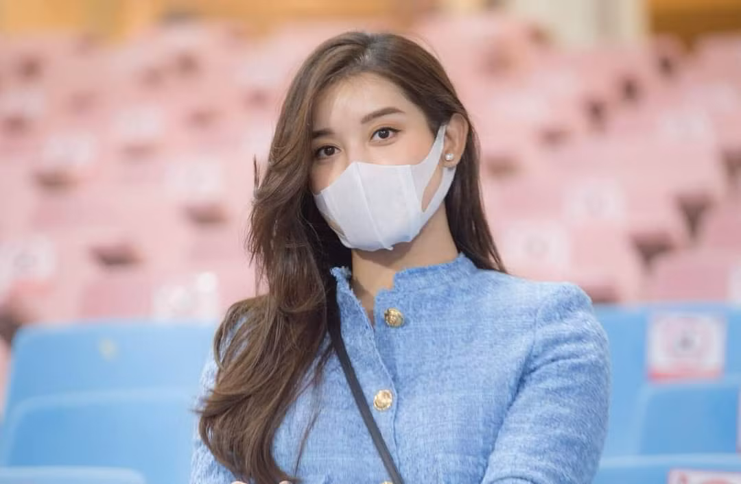 Á hậu Huyền My xem đá bóng tại sân Mỹ Đình.