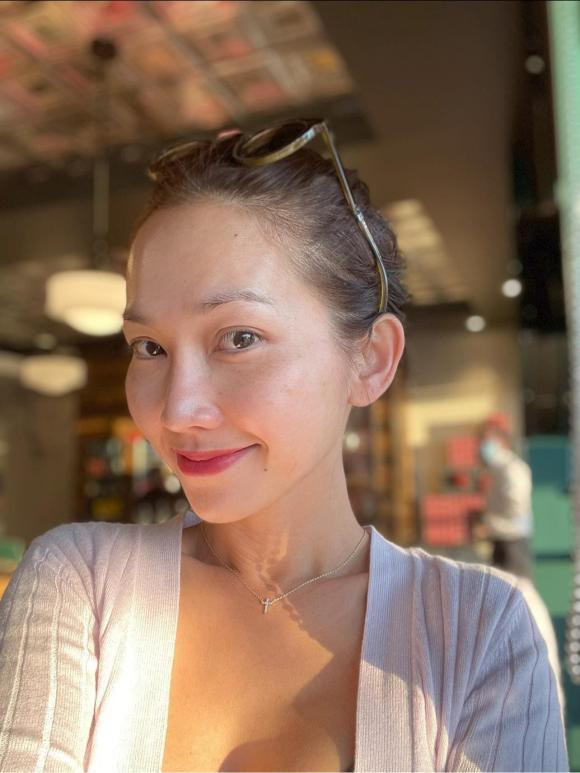 Kim Hiền nhắn nhủ mọi người: "Hôm nay Lễ nên cô ấy up vài tấm hình biểu hiện một ngày không công việc sẽ ra sao nè. Nay xuất hiện lại rồi để say hi cả nhà. Chúc cả nhà luôn mạnh khỏe và vui trong tâm hồn!".