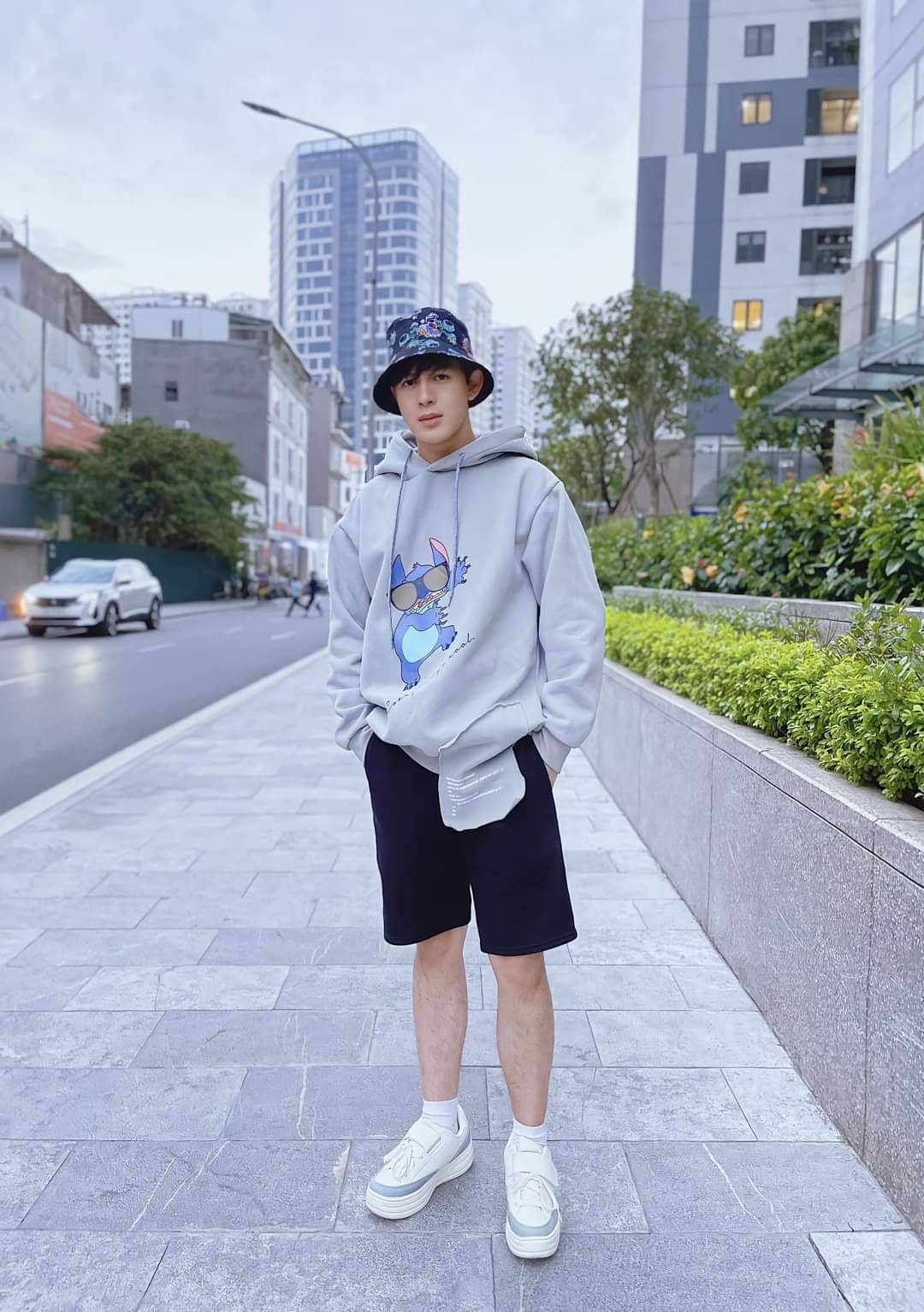 Diễn viên Quang Anh trang phục các tính dạo phố.