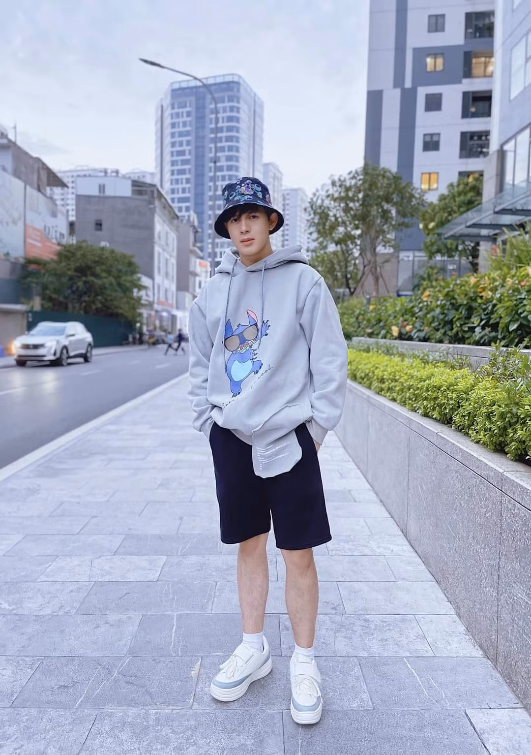 Diễn viên Quang Anh trang phục các tính dạo phố.