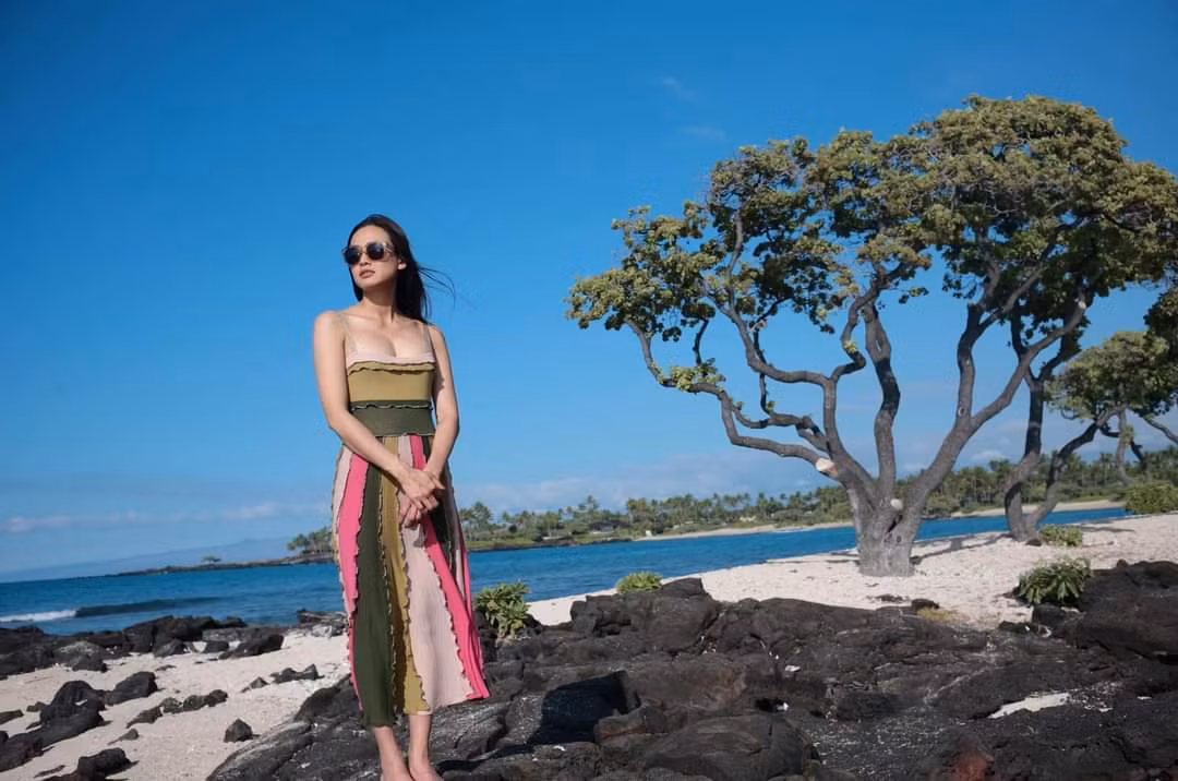 Nguyễn Mỹ Linh đẹp dịu dàng trước biển.