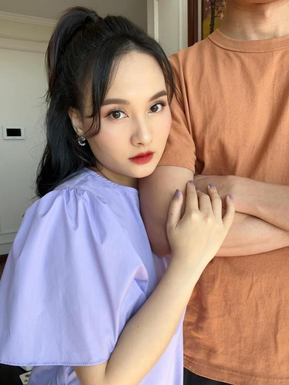 Bảo Thanh dành lời có cánh cho ông xã. "Những lúc bế tắc, mệt mỏi, hoang mang không biết chọn lối đi nào. Lại tựa vào vai chú để trút bầu tâm sự. Nào thì thở ngắn than dài, nào thì nước mắt. Sau một lúc thì lại cười, vừa cười vừa xì mũi vào áo chú và dắt tay nhau về nhà. Bạn tri kỷ - ấm áp ghê! Cảm ơn bạn hiền!".