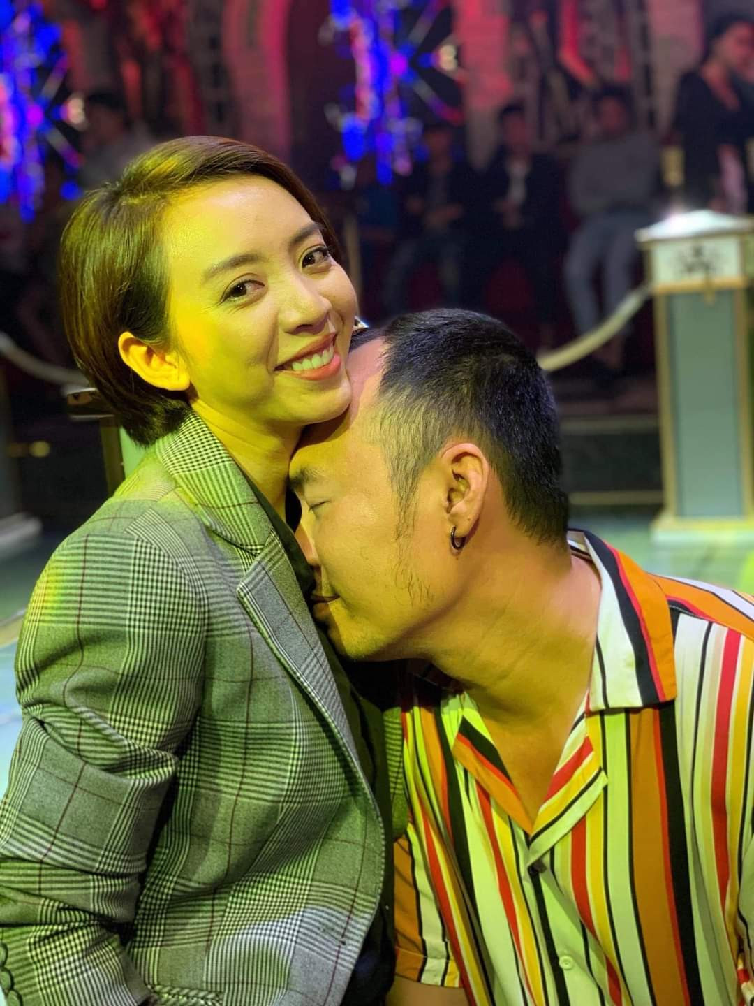 Thu Trang - Tiến Luật cùng nhau đi quay.