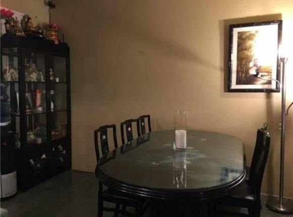 Được biết, nơi đặt tro cốt của Phi Nhung là ngôi nhà mà cố ca sĩ và con gái sinh sống trong những năm ở Mỹ, đồng thời cũng là chỗ Phi Nhung khao khát được trở về. Căn nhà được trang trí tối giản nhưng rộng rãi và ấm áp.