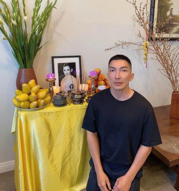 Ít giờ trước, trên Facebook cá nhân của mình, chuyên gia make up Nhật Bình, một người bạn của ca sĩ Phi Nhung đã hé lộ ảnh bàn thờ ấm cúng của cố ca sĩ tại nhà riêng ở Mỹ. Wendy Phạm đã làm lễ để đặt tro cốt của mẹ ở nhà.